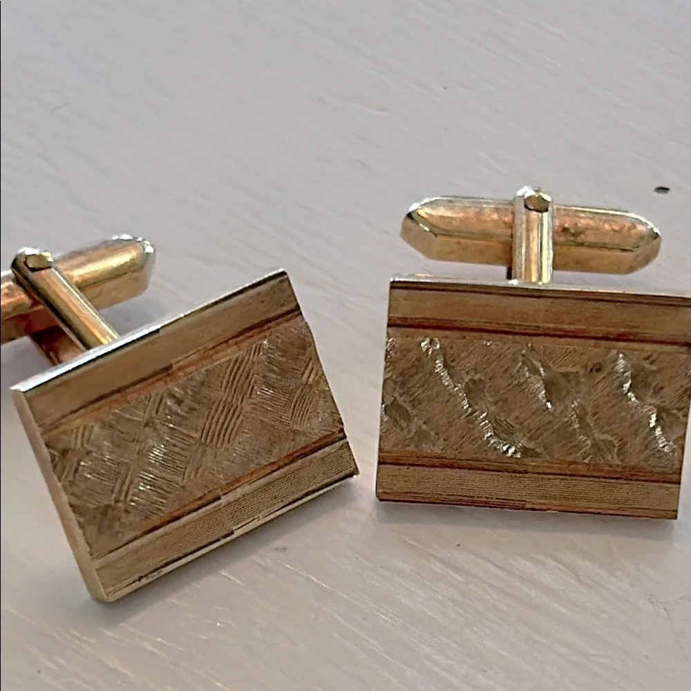 Cufflinks gold toned basketweave, .75”